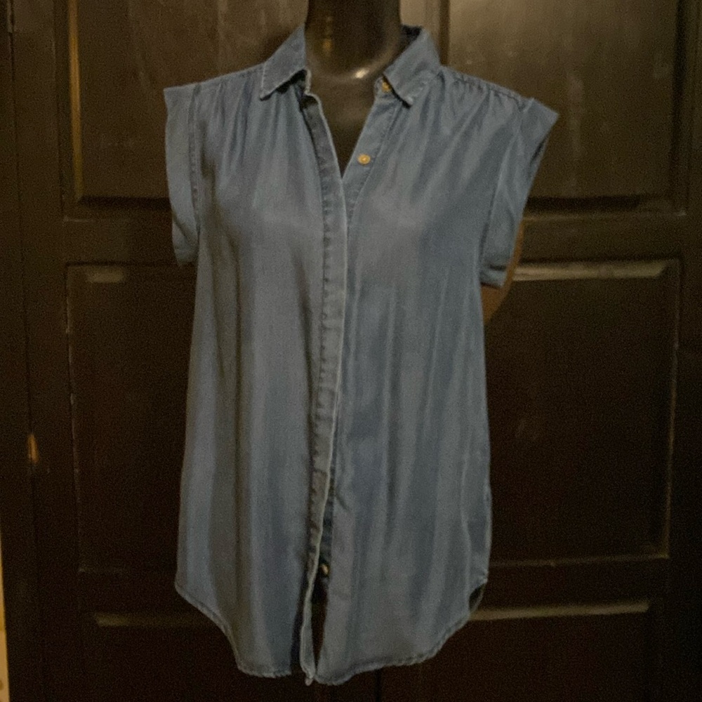 Sleeveless denim shirt